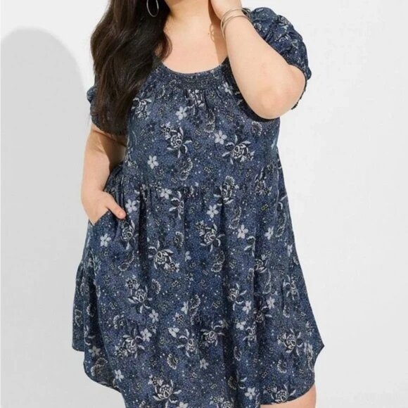 Torrid~Tiered Chambray Blue Floral Smocked Short Sleeve Dress in size 4/4X or 26 - Picture 1 of 16
